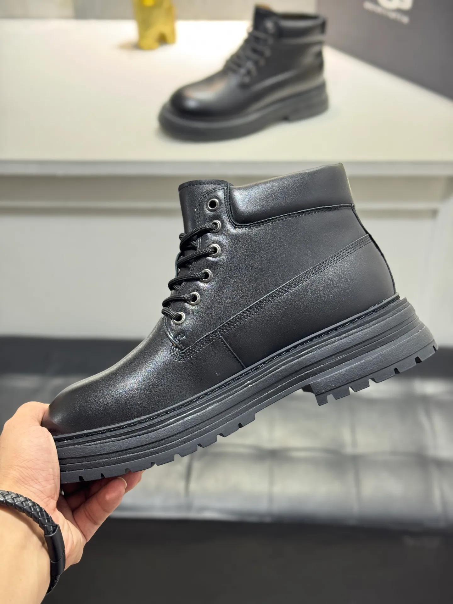 Men's men's shoes 💰660 [New style] 🦥🦥UGG - high-end quality 🔥Australian imported wool 🔥Full fur original single entry and exit counter without pressure, let you feel no replacement 💏The upper is made of first-layer cowhide 'all original Australian wool' Strict men's boots thick wool can be distinguished by the naked eye 💓Real wool keeps warm and does not smell like feet, warms the whole winter ✨Carefully crafted for those who know the goods🔥Size: 38-44 (45 customized